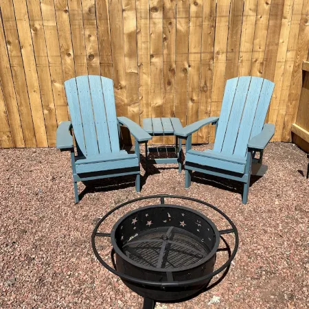 Downtown Green Gable Bungalow with AC, Fully Fenced Yard, W/D, 2 Smart TVs, WiFi