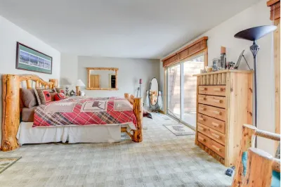 Amazing 4 bedrooms house in Lake Tahoe on the water North Tahoe Art Center 주변 호텔