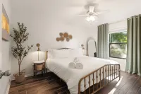 Golf Cart! Fire Pit! 5 mins to Beach/Downtown! 2 Kings/4BR! Отели рядом с достопримечательностью «Шоппинг-центр Амелия Плаза»
