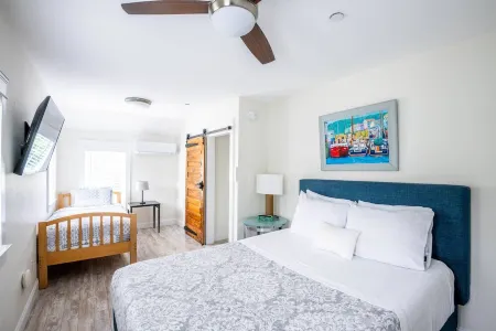 Contemporary  Elegance Meets Coastal decor Отели в г. Кеннебанк