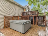 Beautiful home, quiet neighborhood w hot tub. Close to shopping, beach & trails. Hotels in Park Township