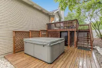 Beautiful home, quiet neighborhood w hot tub. Close to shopping, beach & trails.