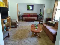 Charming 3 BR/ 2 BA 1.5 miles to Downtown  Fairhope! Hotels in Point Clear