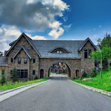 Bear Cub's Den – Relax in Luxury in The Sanctuary on Snowshoe's South Mountain