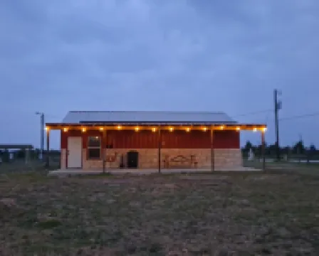 Lovely one room barndominium - The Bastrop Barndo