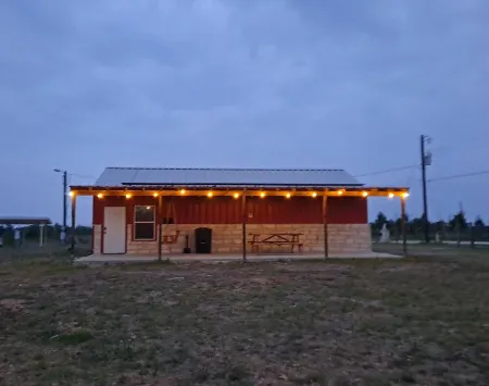 Lovely one room barndominium - The Bastrop Barndo