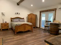 Quiet and comfortable western inspired space full of aspen trees and deer!