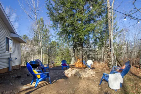 Remodeled Cabin w/fireplace, 2 miles from Lakewood