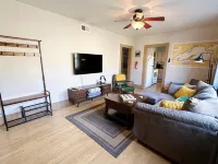 2-Bedroom Apartment in the Heart of Downtown Munising ミューニシングのホテル