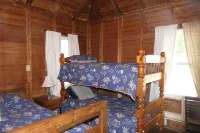 Charming water-front cottage & guest house comfortably sleeps 8 with WiFi, AC