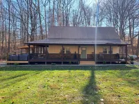 Private pond, fishing, on-site hiking, hot tub and only 15 minutes to Ash Cave!