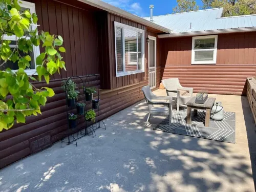 Charming Cabin• steps from the beloved R&R Cafe