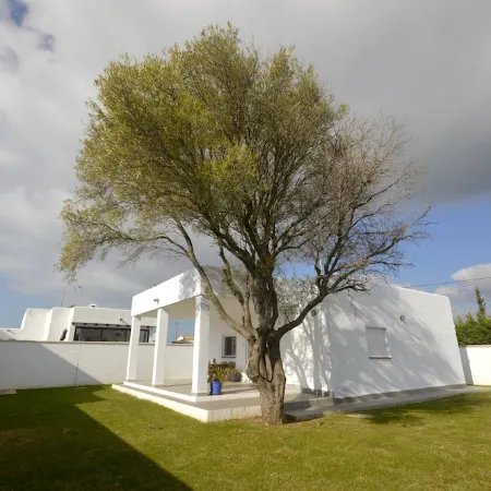 Villa in Los Caños de Meca of 600m2 plot next to the field and the beach. Отели в г. Барбате