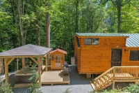 2 Bedroom Cabin in DuPont State Park with Loft, Hot-Tub, and Sauna(Read Rules)