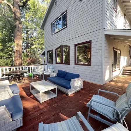 LAKEMONT PINES  •  Big Family Home  • AC • DOG + RV's