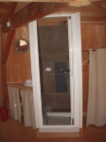 Petit Chalet Pentagonal Entre Prés et Forêt