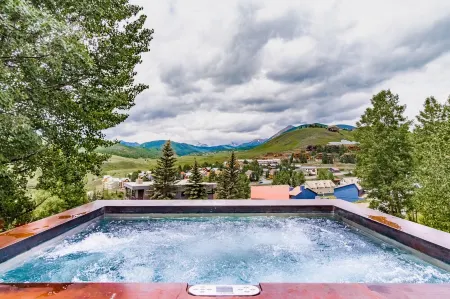 Fox Trot Cabin- On Mountain, Fabulous Views, Hot Tub, Walk to Ski Lifts Отели в г. Маунт Крестед Бьютт