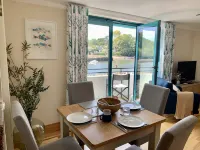 Crabshell Quay Kingsbridge Apartment with a balcony right on the river Hotels in Kingsbridge