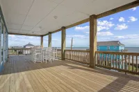 Two Primary Suites! Fantastic views of the beach! 5bed, 4.5bath sleeps 21.