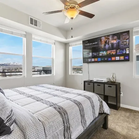 Lakefront Condo w/ Jacuzzi, Rooftop near Mall, Casino, Theater w/ City Views