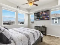 Lakefront Condo w/ Jacuzzi, Rooftop near  Mall, Casino, Theater w/ City Views