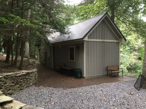Hemlock Hideaway Cabin with waterfalls, walking trails