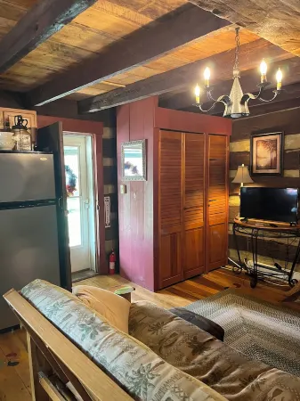 Historic, cozy cabin at Headley Inn Winery & Vineyard with WiFi, AC & Fireplace