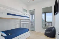 Two Primary Suites! Fantastic views of the beach! 5bed, 4.5bath sleeps 21.
