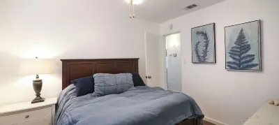 Sleeps 20!  Near Bulldog Stadium! Hotels near Oh Wow Nickel Arcade