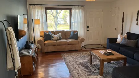 Poplar Place - 3 BR - Hot Tub - Steps from Downtown Отели в г. Три Окс