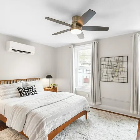 Chic, pets, walk to downtown