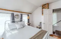 Downtown Historic 4 bedroom, 2 1/2 bath, 1/3 acre Hotels in Wyoming County