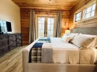 NEW LOG HOME in Hendersonville with fireplace, fire pit and Hot Tub