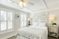 1 Block to THE MOTHER SEA.  Super easy and quick walk.