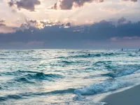 *NEW* Clean Beach Retreat- 2.5 block walk to the beach