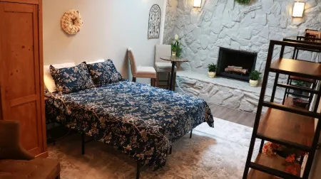 Sophisticated Studio in the ‘Boro Отели рядом с достопримечательностью «Greenway Trailhead»