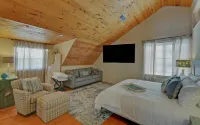 Incredible Farmhouse,18 Acres, Pool, 7 King Bds, Near Helen, Tiny Weddings!