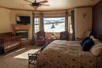 Relaxing Sierra Sunrise Family Getaway w/ EV Level 2 Charger - 4 bdrm 3 1/2 bath