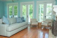 Charming 3-bedroom home with a private pool and firepit. 15 min from the beach.