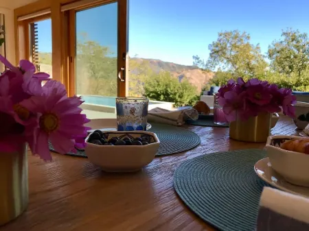 Modern ecochic luxe indoor/outdoor getaway- mountaintop views & hot tub! Отели рядом с достопримечательностью «Сарацина Вайнярдс»