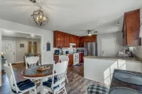 Location! Location!<br>Minutes to all shopping and your favorites restaurant!