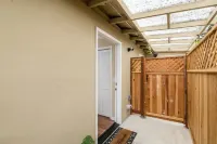 Comfortable Studio in a Woodside Plaza