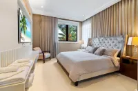 LUXURIOUS MANSION WITH 5 SUITES ON THE WATER!!