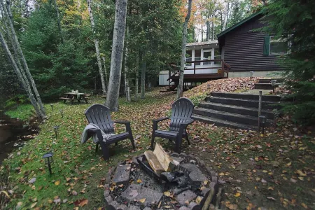 Peaceful Higgins Lake Retreat