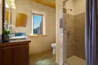 Taos Raven House, gorgeous mountain views between Taos Ski Valley and Taos Plaza