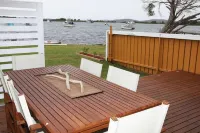 Ducks Bungalow- Lake Macquarie Hotels in Caves Beach