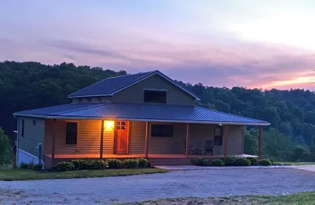 Bluebird Hill - rolling hills, meadows, large deck, fire pit, 3 bedroom, 2 bath