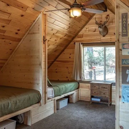 Family-sized, quaint cabin on the edge of the US Forest