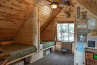 Family-sized, quaint cabin on the edge of the US Forest