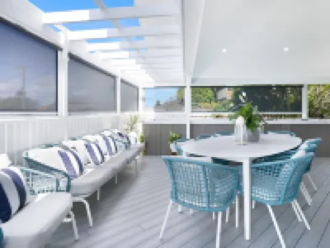 Entire Coastal Residential Family Home. Sleeps 12 - Lake & Beachside Property. シェルハーバーのホテル